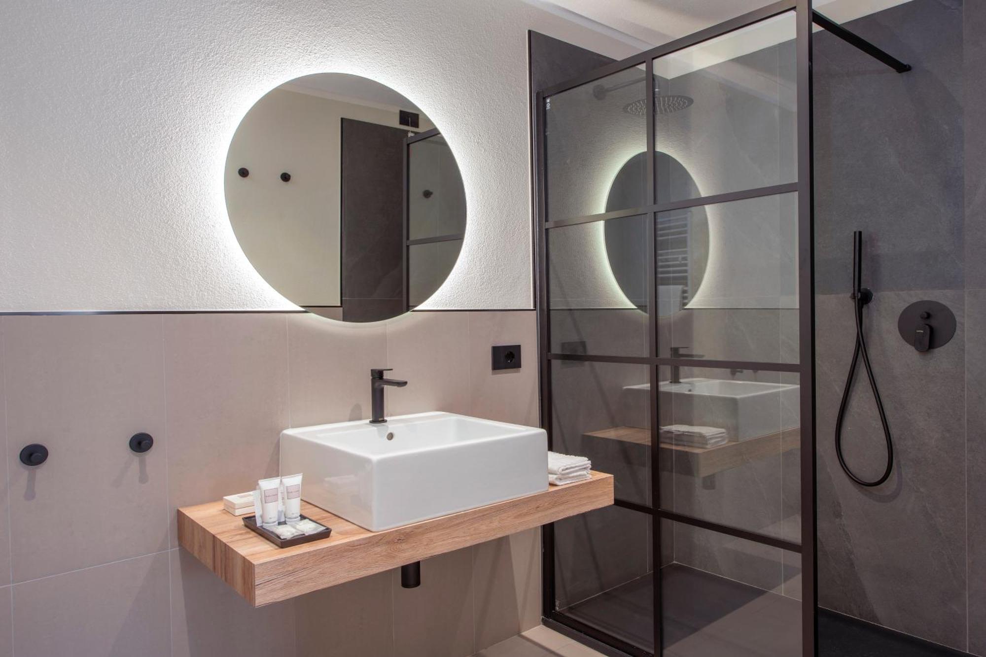 Mem Lodge And Suite Пула Екстериор снимка