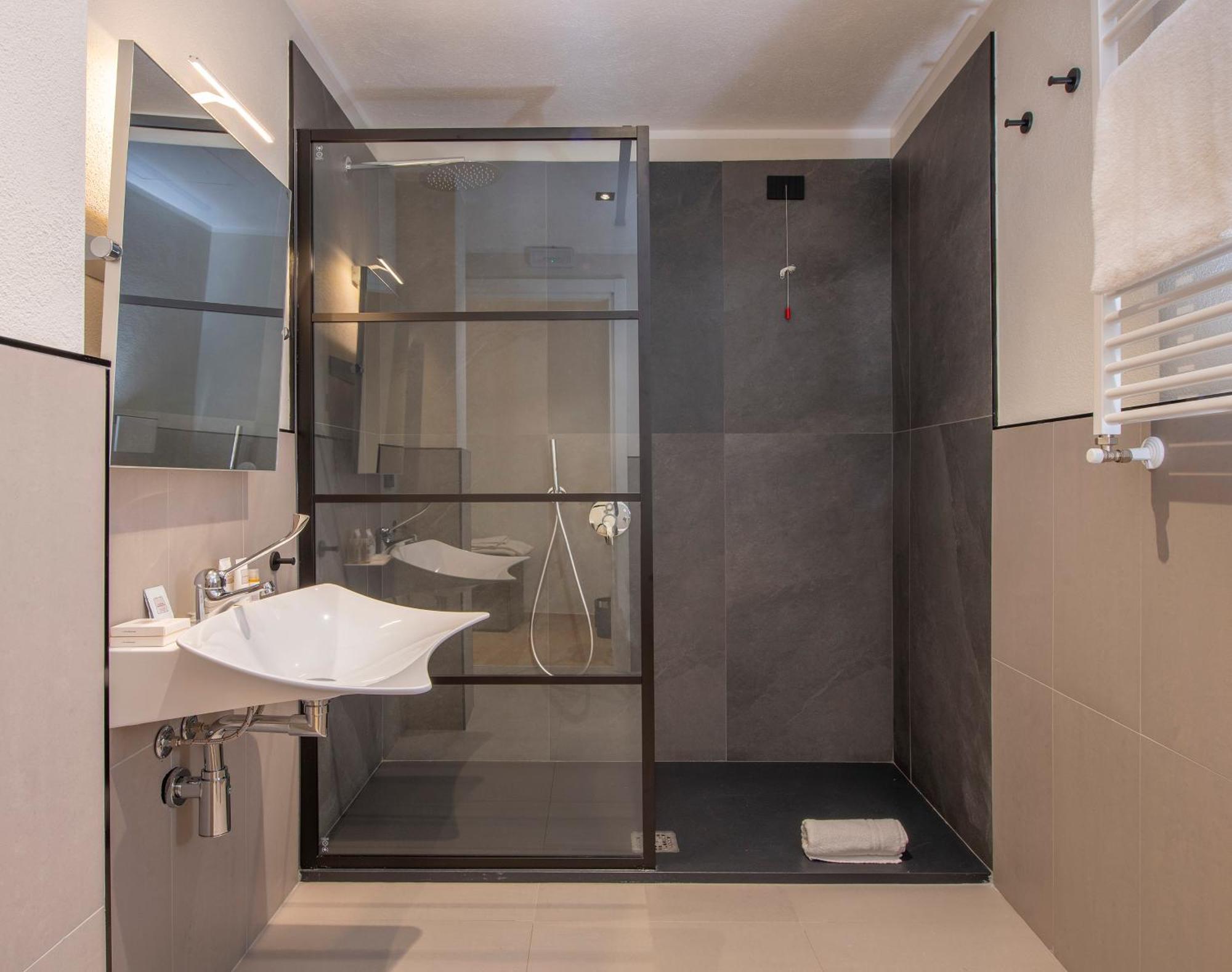 Mem Lodge And Suite Пула Екстериор снимка
